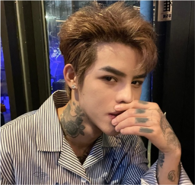 殷世航兼职当保安被一群女生围着撩很害羞耳朵都红了穿增高鞋却没女生