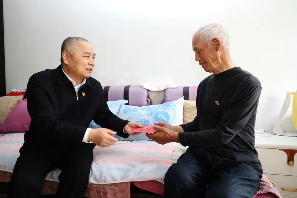 【关注】杜联合走访慰问老党员_腾讯新闻
