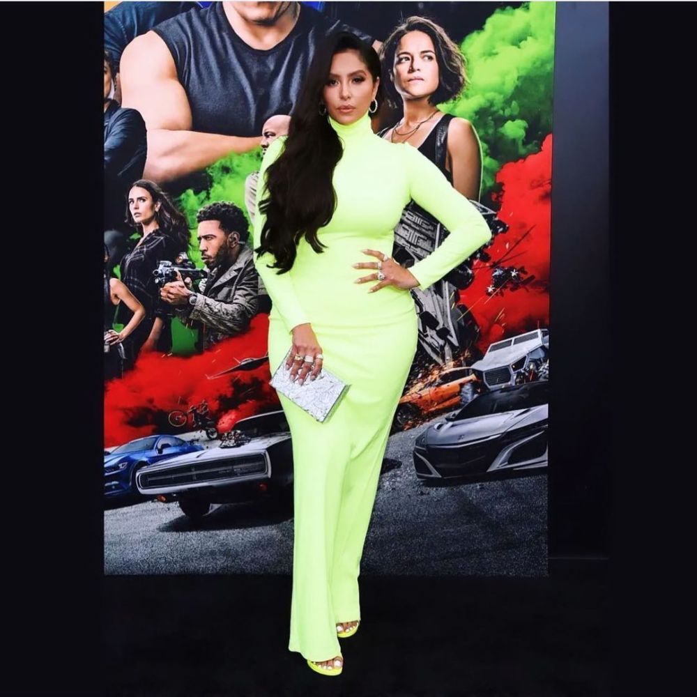 近日,瓦妮莎更新了个人的ins,瓦妮莎穿着一身青绿色的连衣裙,陪孩子看