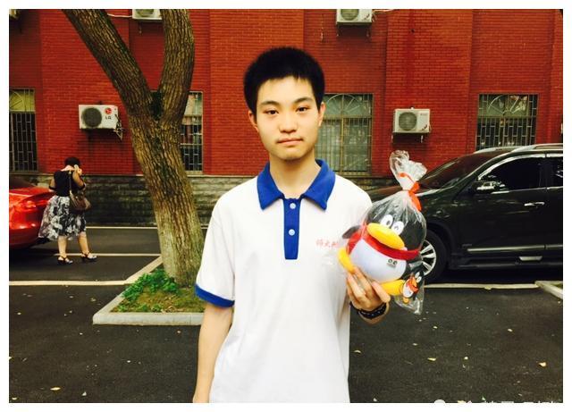 孙嘉玮升上高中之后,成绩更是百尺竿头更进一步,高中三年来他的学业