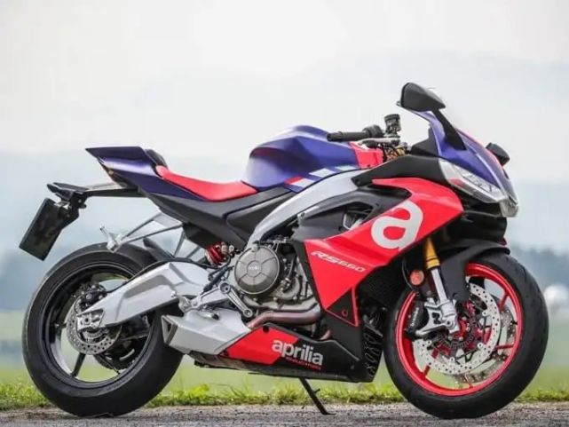 aprilia rs6602021 yamaha yzf-r7最後一項推測,則是開發搭載v4引擎的