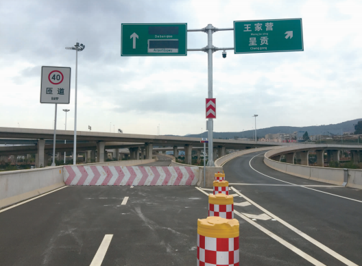 从新213国道驶入呈黄路前往呈贡的匝道机场到呈贡走高速通行费较高在