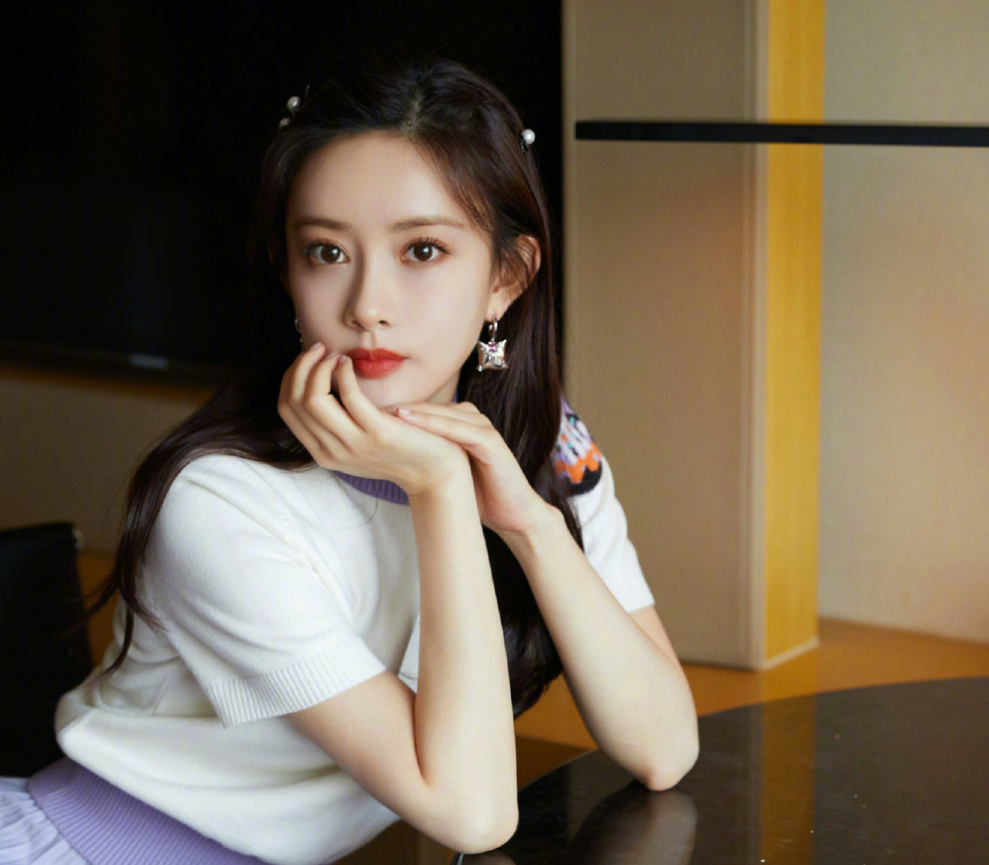 孟子义在节目中唱歌,张翰听后直夸好听,在一旁笑得合不拢嘴