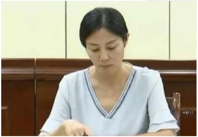 姜保红来到新的工作岗位同样受到了单位里男性同事的追求,姜保红既会