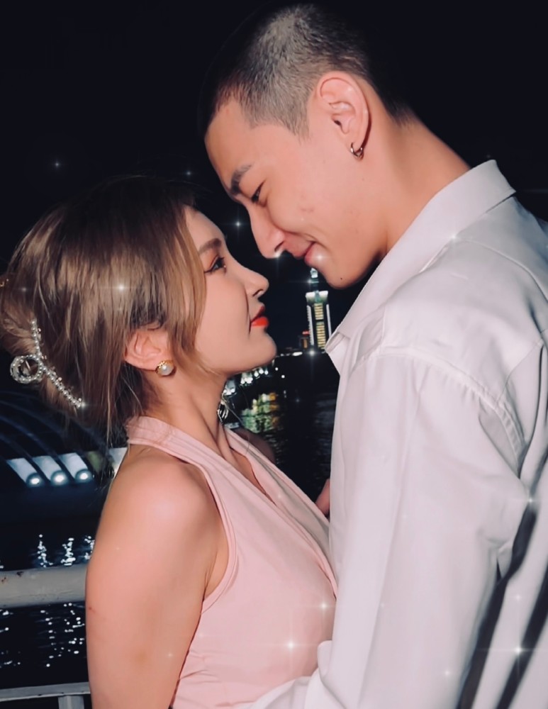 殷世航旧爱何婧婧直播关美颜暴露真实长相面部充气感明显高光夸张妆容