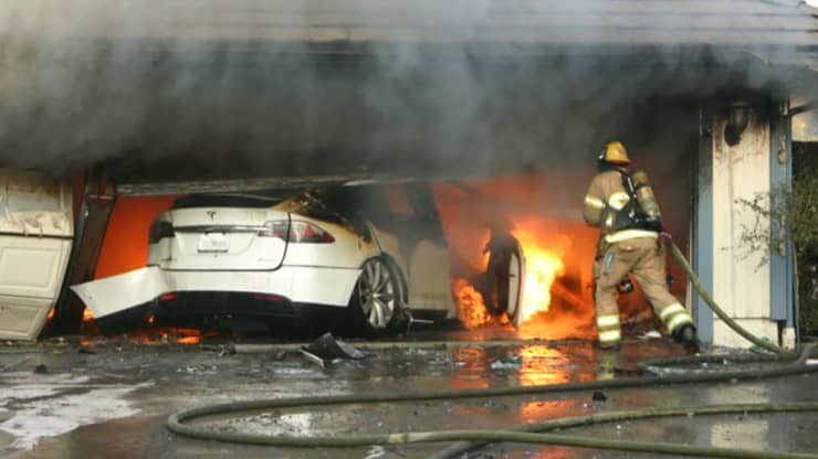 特斯拉汽车起火有多危险？8名消防员7个小时用106吨水灭掉