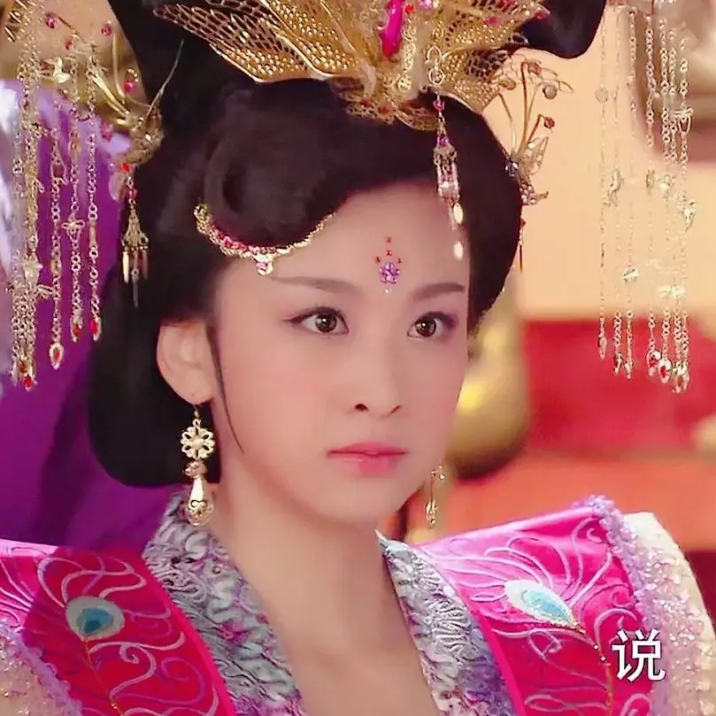 后面她又在陈浩民主演的《薛平贵与王宝钏》中客串过一个恶毒的妃子.