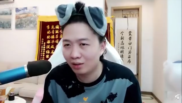 吕德华生日会过于接地气被官方送土鸡华子抚摸着土鸡感到欣慰