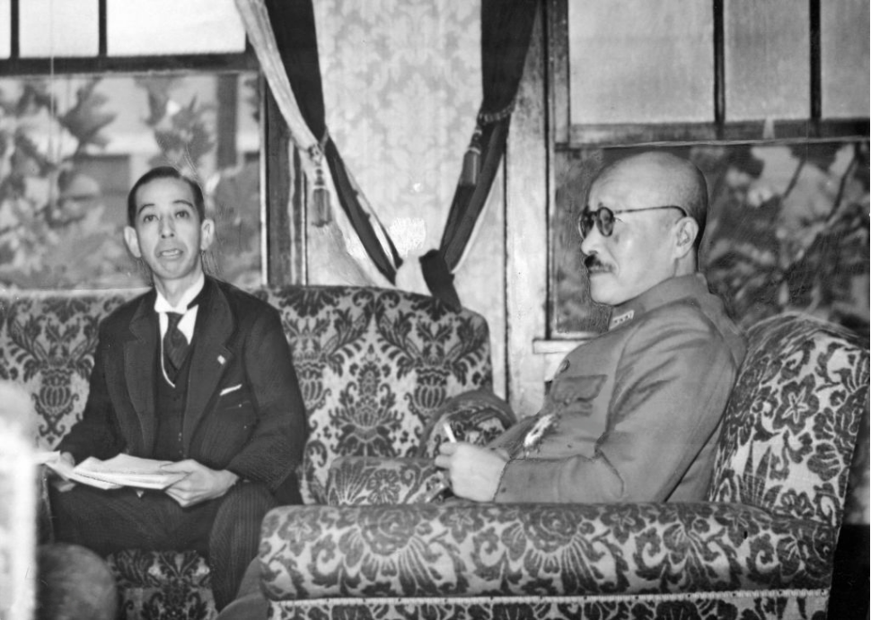 东条英机与国务大臣岸信介天皇在日本是至高无上的存在,东条英机再