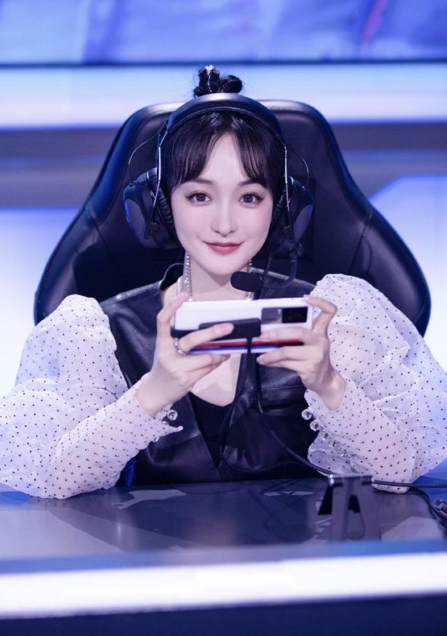 何泓姗出席王者荣耀活动,黑色皮马甲泡泡袖又帅又酷,打游戏的样子可爱
