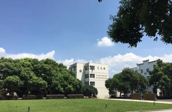 有100多年,可以说办学历史是非常悠久的,这是湘北地区少有的百年老校