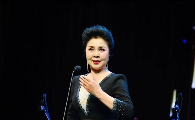 红霞放歌河南省艺术名家推介工程杨红霞戏曲交响演唱会在郑州举行