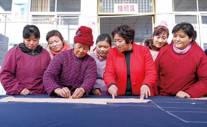 01家徒四壁在平邑县武台镇咸家庄村凯凯服饰有限公司的服装加工厂扶贫