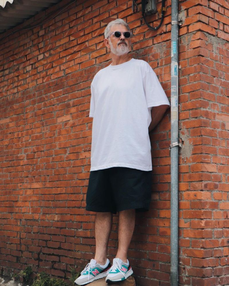 60岁男人别总穿爷爷装这位大叔凭潮流穿搭出圈时髦又帅气