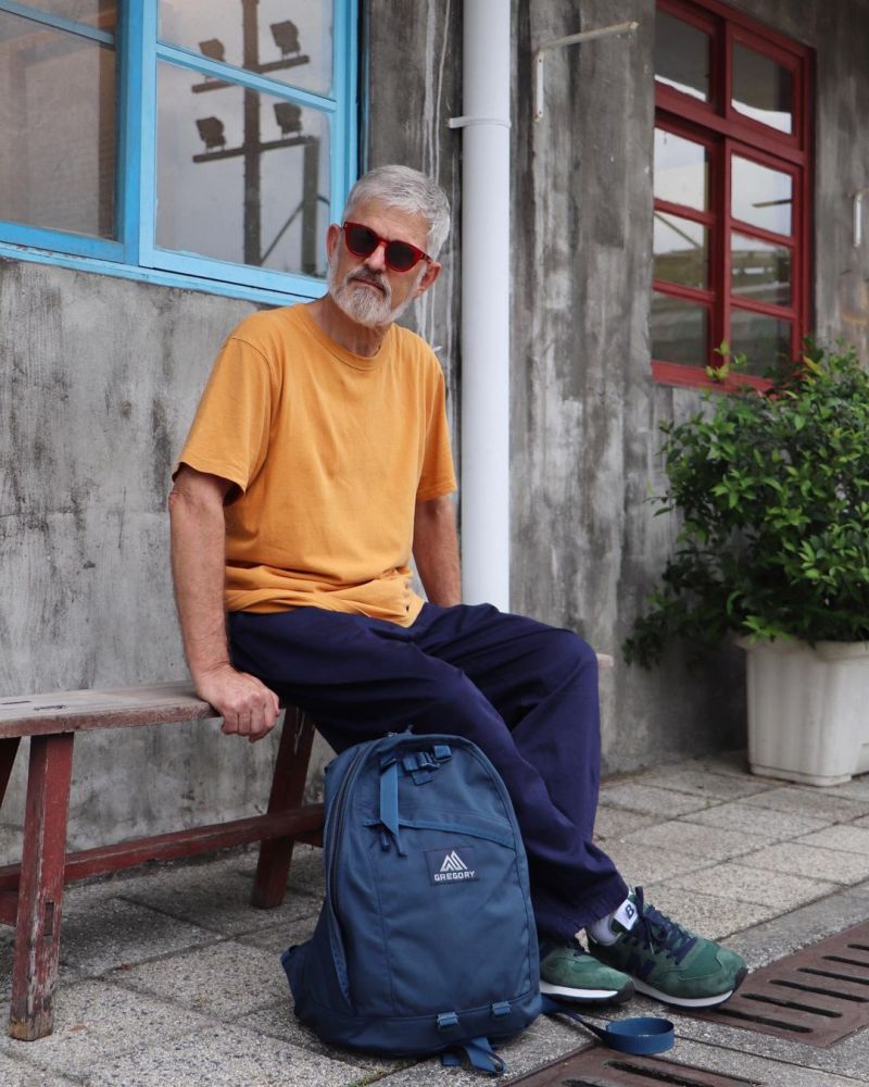 60岁男人别总穿爷爷装这位大叔凭潮流穿搭出圈时髦又帅气