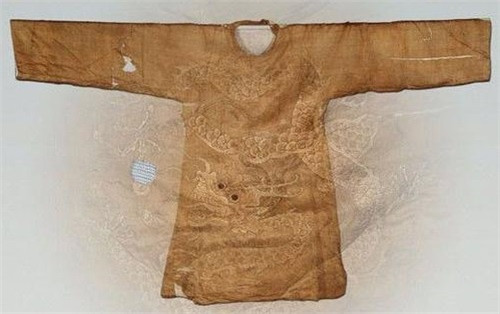 重庆发现一座农民墓出土4件龙袍4万韩国人却跑来认祖归宗