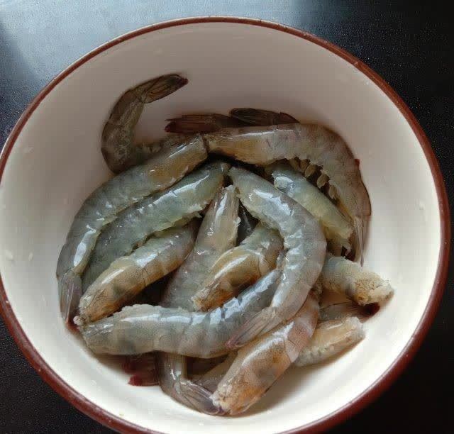 第1步,虾去掉虾须虾枪,挑去头部里面的虾胃.