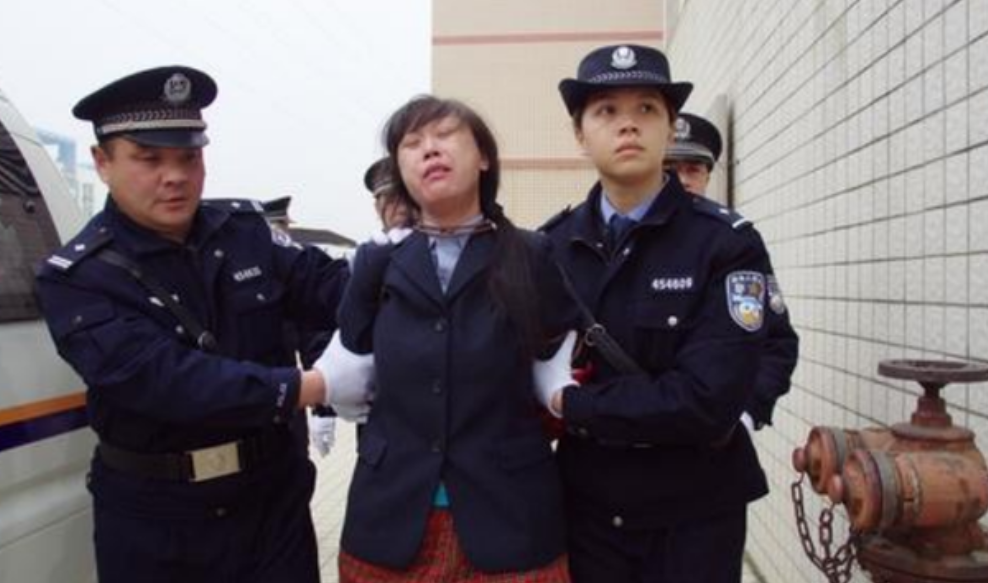 凌小娟称,有一次大姐心脏病住院,自己到处借钱,后来找到二姐,但不管