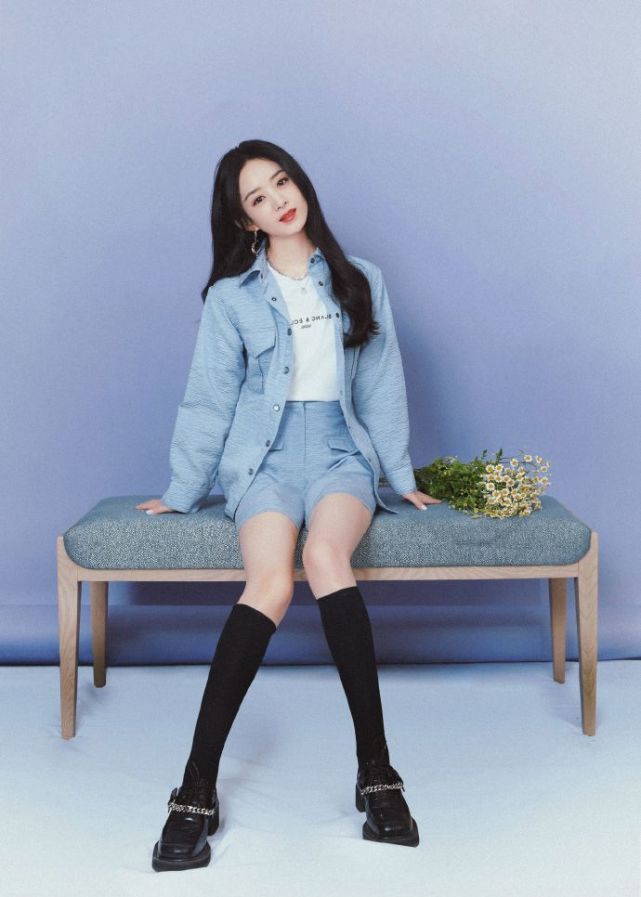 赵丽颖离婚后首档综艺写真上线穿短裤秀细直长腿气质可盐可甜