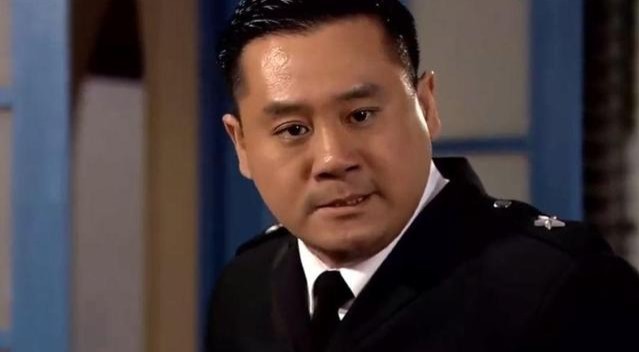 老戏骨麦长青无戏可拍心中有大爱街头做义工奉献爱心