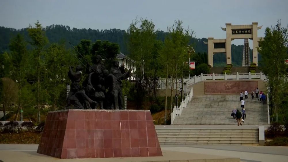 北側是紅軍烈士陵園,構成相對完整的