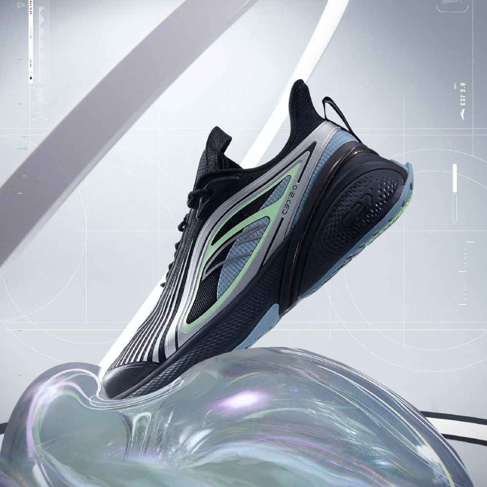 潮酷老爹鞋款又潮又吸睛,还有黑科技带来恰到好处的软弹脚感