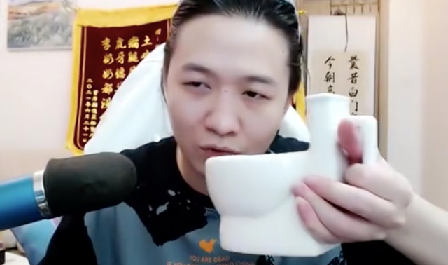 不知道吕德华以后会不会养着这只土鸡,还是在其"飞翔"之后考虑吃一回