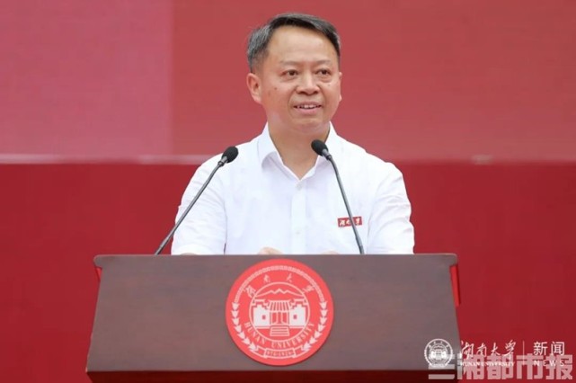 湖南大学校长段献忠又是一年毕业季.