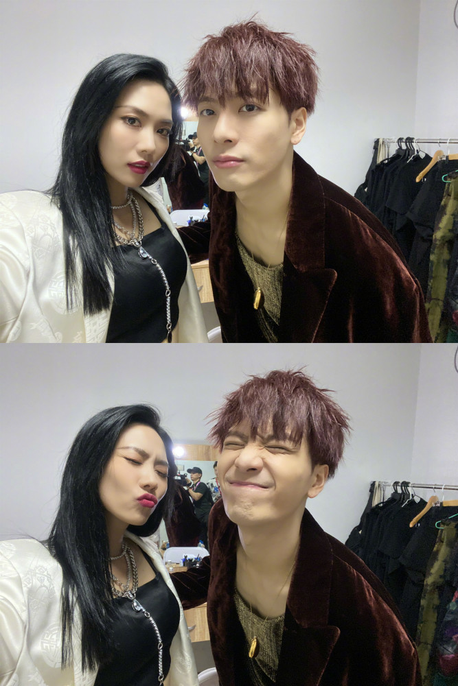 王嘉尔好绅士和女生合照捂紧衣领还公开为被网暴的lisa应援