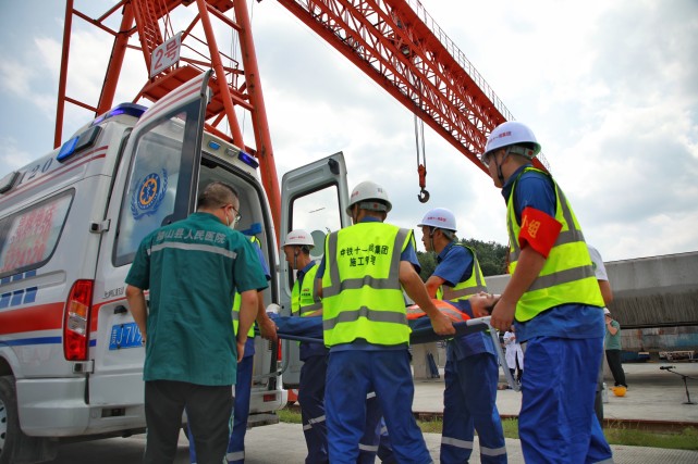 社会贵南高铁举行起重伤害应急救援演练