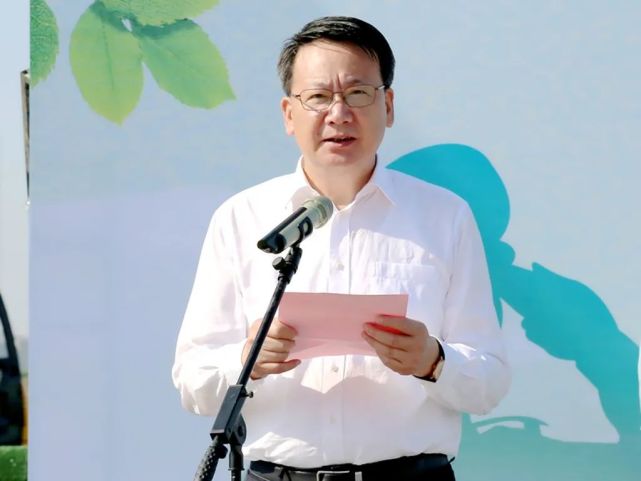 陈金观代表市禁毒委向长期坚守在禁毒斗争一线,为全市禁毒事业作出