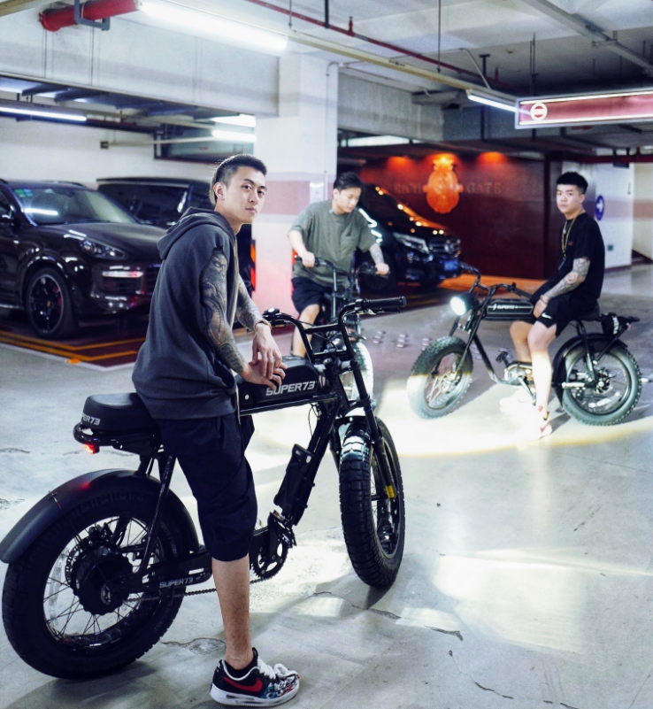 富二代秦奋骑5万电动车现身!