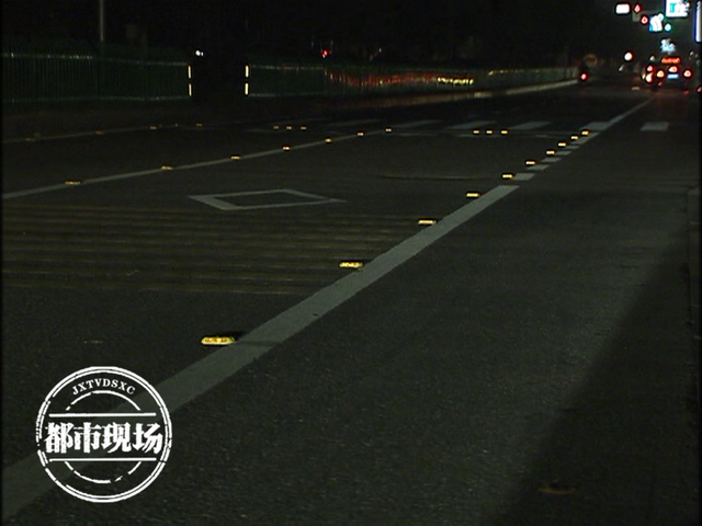 江西首批反光道钉南昌"上岗"!夜行安全更多保障_腾讯新闻