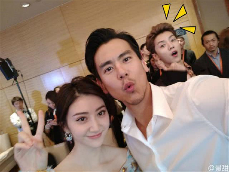 景甜和彭于晏合照,鹿晗再次探头抢镜,鹿晗郑恺不愧是跑男,抢镜风格都