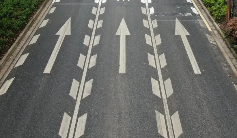 纵向减速标线04接着,我们看到的就是白色实线了,这条线的全称叫做同向