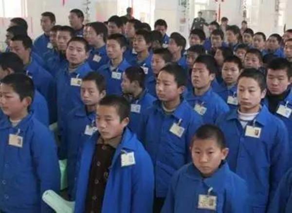 手痒痒,正因如此,在1983年,17岁的他因寻滋惹事,被抓到当地的少管所