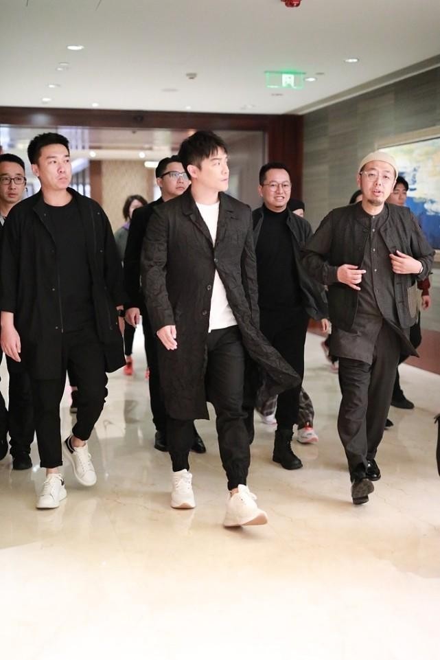 陈思诚还挺不拘小节的,衣服都起褶子了,仍然很自信的穿身上