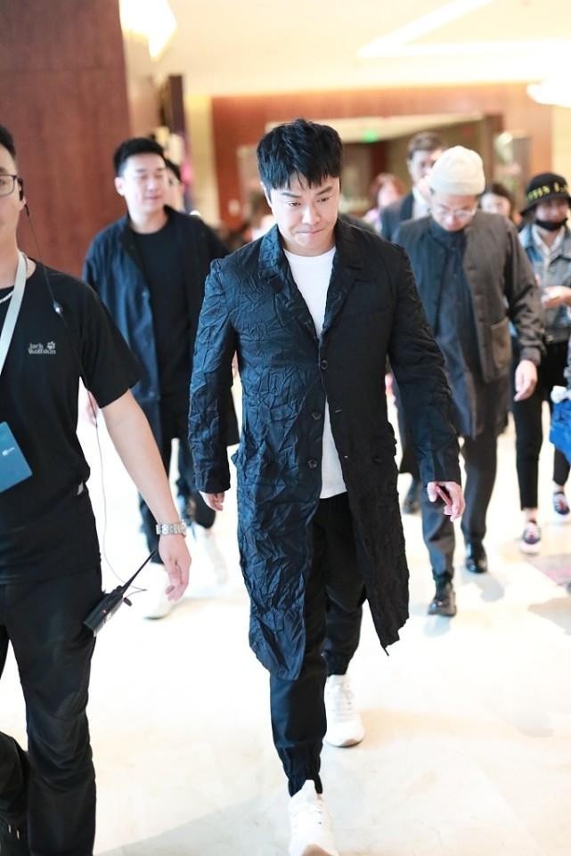 陈思诚还挺不拘小节的,衣服都起褶子了,仍然很自信的穿身上