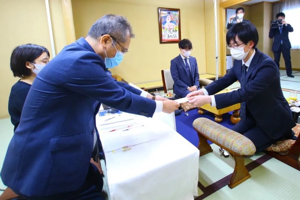 本因坊战井山裕太悬崖边追成2比3 芝野虎丸学人精附体无功而返 腾讯新闻