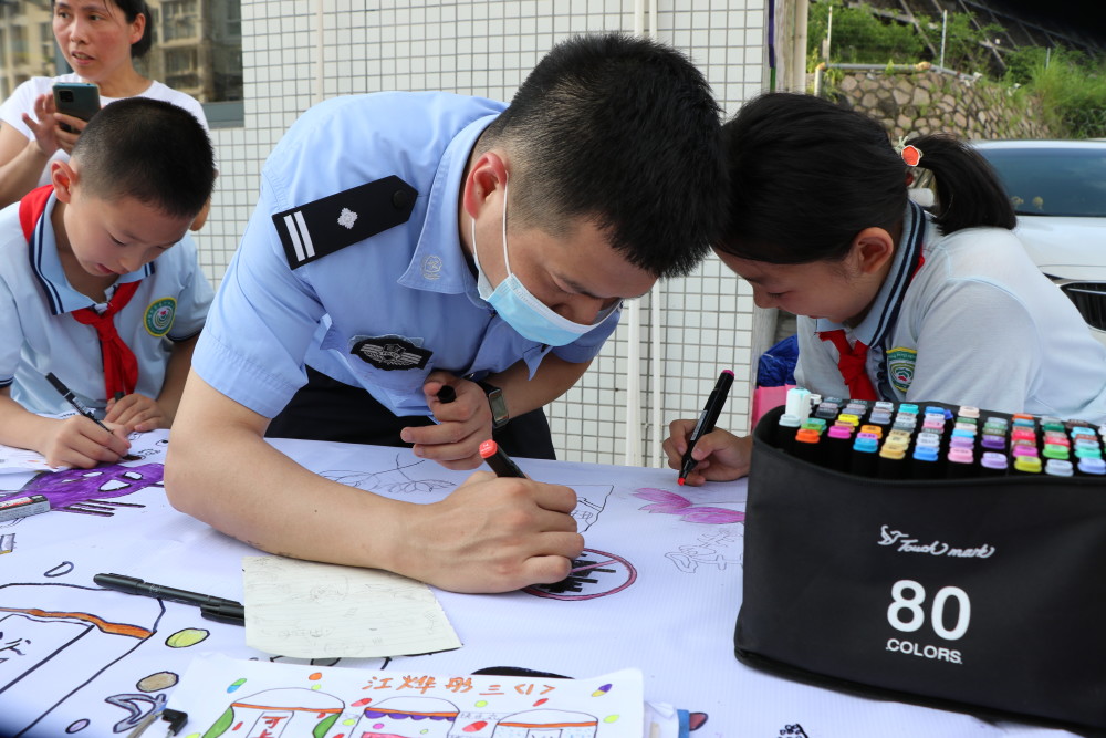 强制隔离戒毒所民警来到三明市上河城小学开展"禁毒宣传进校园活动"