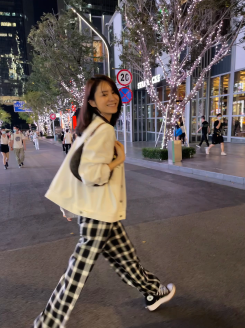 张馨月晒亲子时光,与女儿豪车中温馨互动,乘车不系安全带被提醒