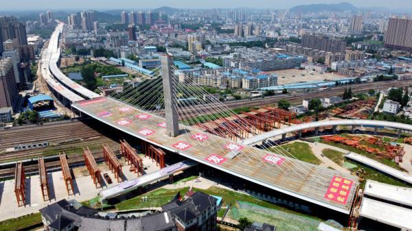 當日,由中鐵大橋局承建的河南省信陽市跨京廣鐵路斜拉橋成功轉體.