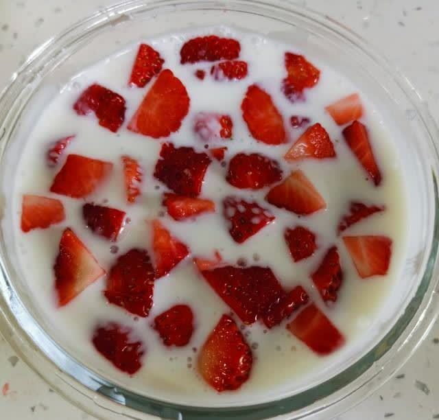 草莓果冻酸酸甜甜冰冰凉凉的夏季美味