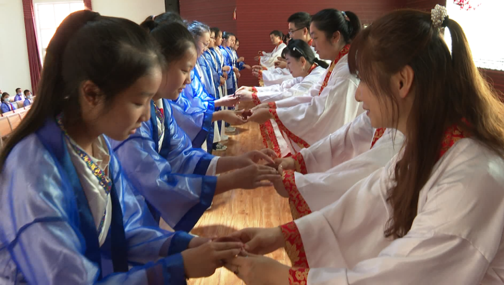 活动中,第三小学六年级300多名学生身着汉服,依次完成了正衣冠,敬谢师