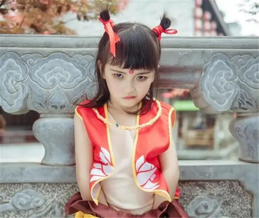 7岁"小哪吒"火了,cos哪吒神还原,网友被折服:动漫里走出来的
