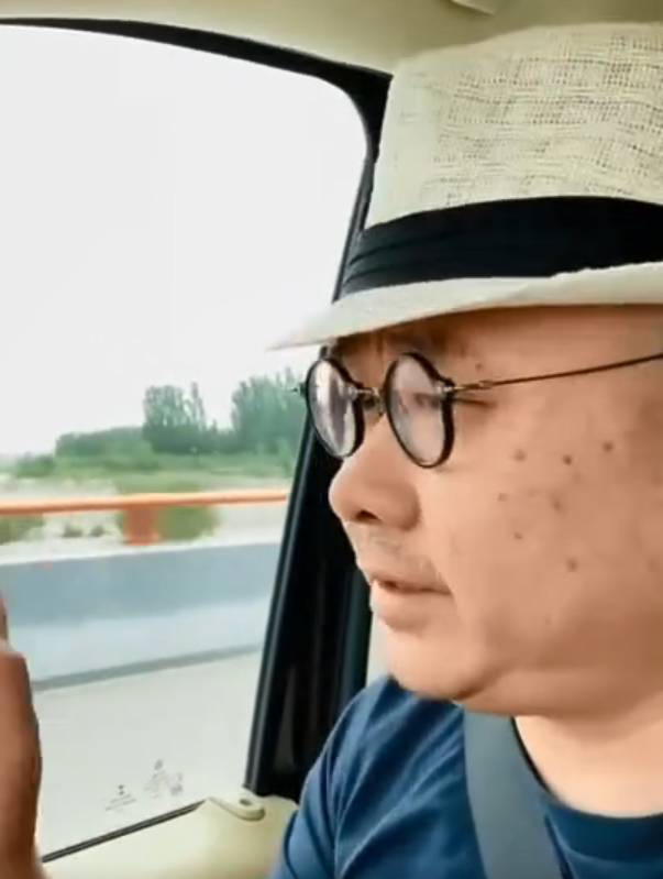 歌手刀郎近照罕曝光胡子拉碴双下巴突出脸上一圈老年斑太明显