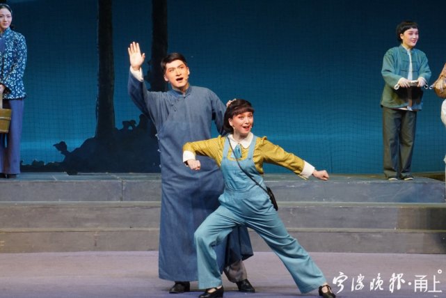 姚剧《童小姐的战场》逸夫剧院上演，宁波版“潜伏”扣人心弦_腾讯新闻