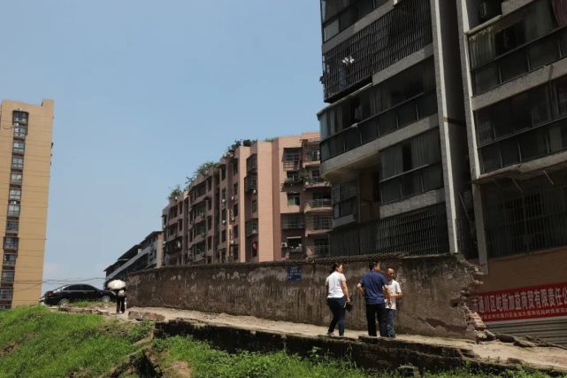 达州市,通川区相关部门,朝阳街道办工作人员前往现场实地勘察路段情况