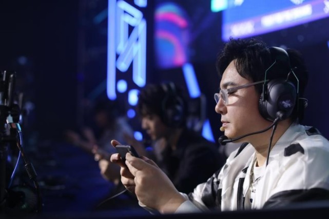 启明cos安琪拉实则是在内涵沈腾网友称他这是低配版奥特曼