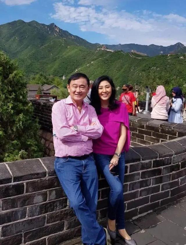 54岁英拉升级当外婆披长发抱外孙女笑得真甜意外暴露豪宅内景